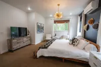 ♥ Riverfront Fishing Lodge w/ Hot Tub 5 Mins to Town♥