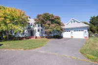 Waterfront Home w/ Stunning Views, Deepwater Dock, Pool, HotTub, Kayaks & More - 4 ดาว