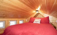 Tiny House - Private Mountainside Retreat - Pet Friendly Hotels near Charles D Owen Park