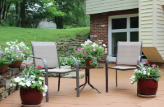 LARGE Guest Suite w/private entrance, deck, and firepit, Sleeps 4, 3 queen beds