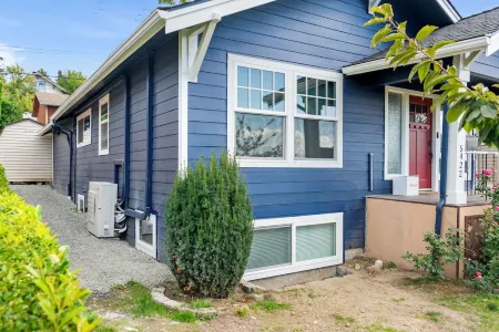 Cute West Seattle Home w Firepit Отели рядом с достопримечательностью «Алки Пойнт Лайтхаус»