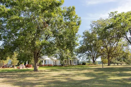 Gated Farm House Getaway Near Lake Blackshear! Peaceful and Newly renovated