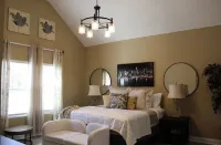 Casa Mexicana, spacious/modern home, designed for cozy family vacation South-View Cemetery附近的飯店