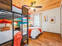 5BR Private Mountain Game Cabin! Hot Tub, Fire Pit Hotels in McGaheysville