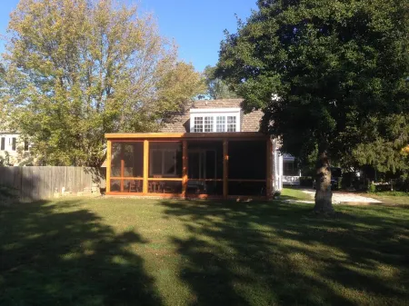 Carpenter St. Cottage In the Heart of St Michaels Village - Large Screened Porch
