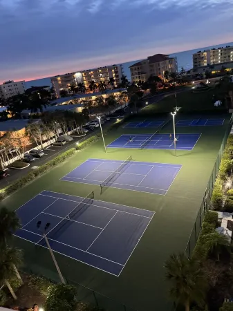 Spectacular views, beach just steps, right across the street! Отели рядом с достопримечательностью «Тики Гарденс - Индиан-Шорс Бич Аксесс»