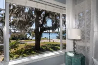 Cozy, Close to downtown Lake View home.