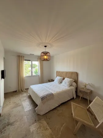 Villa Sous l'Olivier de Provence. Modern, family-friendly, and close to Avignon.