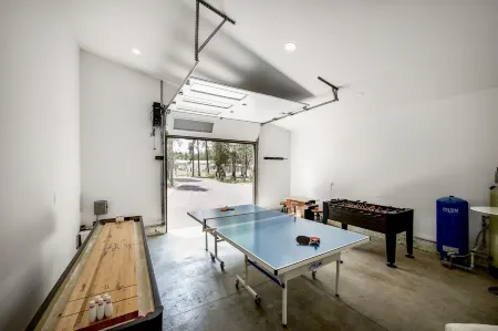 NEW BEND MODERN CHALET 14 MINUTES TO MT. BACHELOR!