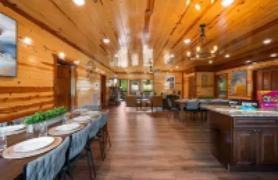 Luxury Lodge~Sleeps 22~Heated Pool~2 Hot Tubs~Game Room