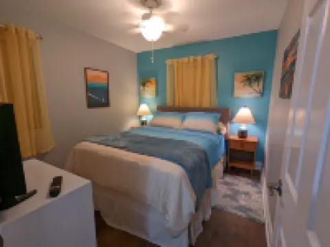 Dave’s Bay Getaway, tranquil setting, close to everything!