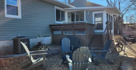 Lake house with a view! Overlooks Warsaw and Lake of the Ozarks, Sleeps 4