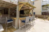 Oceanside home, 3 min walk to beach with Private Pool and Hot Tub!