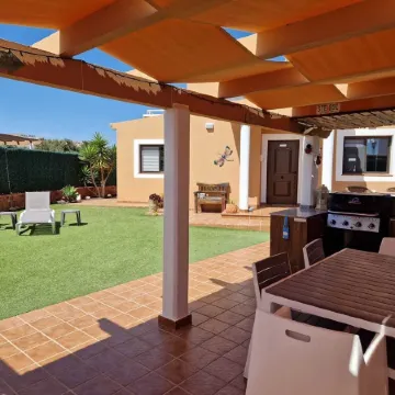 Luxury 3 bedroom villa overlooking golf course with private pool and Wi-fi