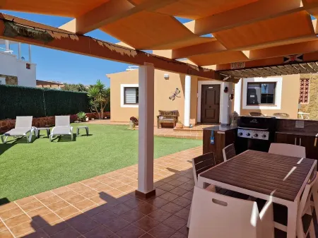 Luxury 3 bedroom villa overlooking golf course with private pool and Wi-fi Отели в г. Максората