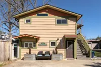 The Lower Georgia Peach Studio is a sophisticated dog friendly Downtown rental!