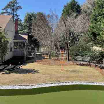 Green Acres - Putting Green, King Bed, Close to Downtown Hotel Exterior