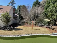 Green Acres - Putting Green, King Bed, Close to Downtown