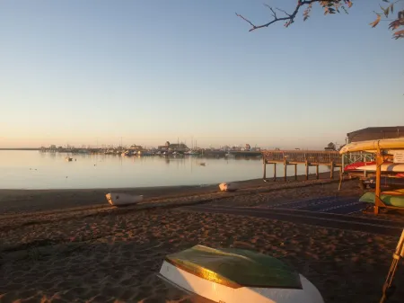 2-Bdrm, Parking, Fire Place, Outdoor Space, Close to everything. Отели рядом с достопримечательностью «Рейс Пойнт Бич»