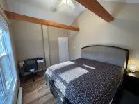 Secluded cozy cabin with modern amenities/hot tub/pet friendly/wifi