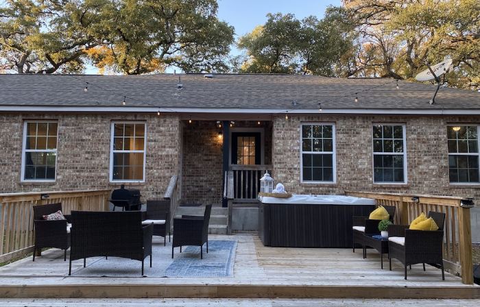 Luxury Hot Tub Near San Antonio- 6 Bdrms-Private-Spacious!!
