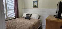 2bed 1bath LAKE MI Fishing Cabin WiFi AC Deck Firepit Kayaks Paddle Boat Dock #7