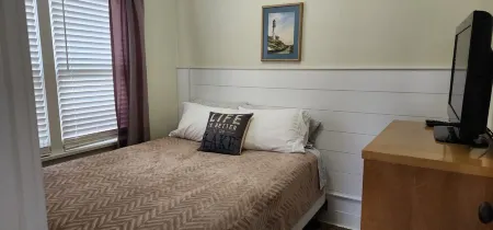 2bed 1bath LAKE MI Fishing Cabin WiFi AC Deck Firepit Kayaks Paddle Boat Dock #7