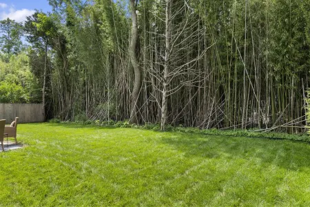 Beautiful remodeled 2 bedroom home — 5 min from the beach! 20 percent for week Отели в г. Саутгемптон