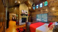7 Cedars: Romantic Couples Retreat with Creek & Hot Tub 🌲💑🛁