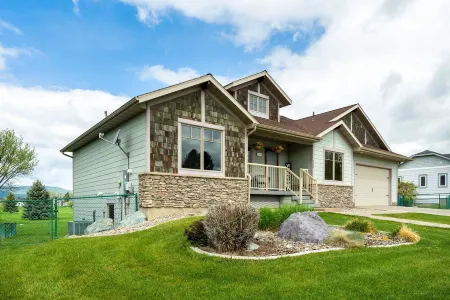 Luxury home, central, & perfect for exploring the Flathead Valley w/firepit.