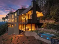 SkyHaüs @Lake Burton - World-Class Views, Infinity Hot Tub, 3 Grills, & Porches. Hotels in 