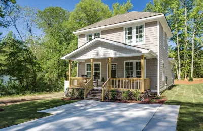 Peak City Perfection- Apex Downtown Walkable, Park Views, Big Yard, Large Groups Hotels near Habitat Wake ReStore -- Apex