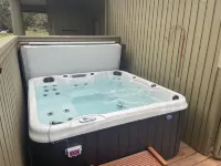 Hot Tub, Golf Course View, Cabin on the 17th green, kid friendly, pool access Hotels near Cline Falls State Park