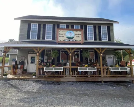 Modern cabin with hot tub, 60 acres with elk views, at the top of Winslow Hill