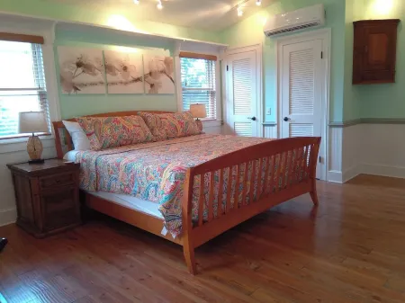 Luxury on the river, steps to downtown &boat ramp!