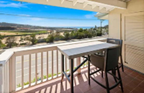 DEL MAR RETREAT & OCEAN VIEW! Walk to the beach!