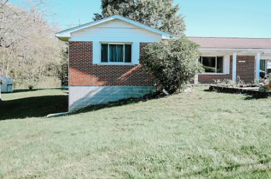 Beautiful home near I-77/64 spilt perfect for a quick stay or West Virginia stay