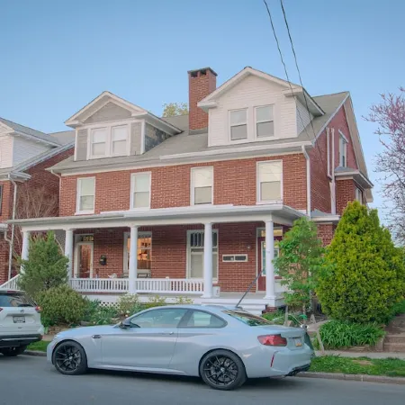 Gorgeous Apt, Pets, Hot Tub & Fire Pit, Walk --> DT Frederick