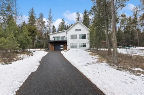Lake Views, Modern & Luxurious, Walk to Town