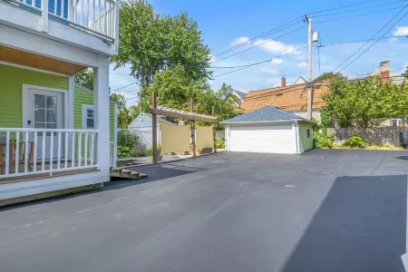 Luxury 2 Bedroom 1.5 Bath Town Home/ Walk to Elmwood/ Garage/ EV Charger/ AC Отели рядом с достопримечательностью «Richardson Olmsted Complex»