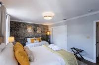 ☆ Historic Broughton St. Loft ☆ Mod-Industrial 2/2 w/View, Parking, Shuffleboard