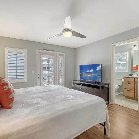 Waterfront, Heated Pool & Spa, Elevator, Dock, Fire Pit, 4-Min Walk to Beach