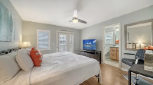 Waterfront, Heated Pool & Spa, Elevator, Dock, Fire Pit, 4-Min Walk to Beach