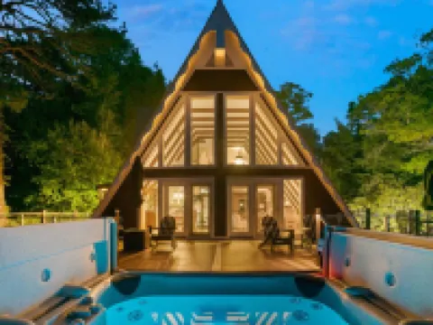 Stunning A-Frame w/ Hot Tub & Breathtaking Mountain Views Close to Pkwy & Hiking マクドウェルのホテル
