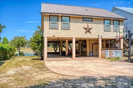 Medina Lake Waterfront Getaway