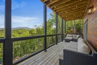 NewLuxuryCabin-Private Heated Indoor pool-Theater-Game room-Hot Tub-Fire Pit - สระว่ายน้ำส่วนตัว