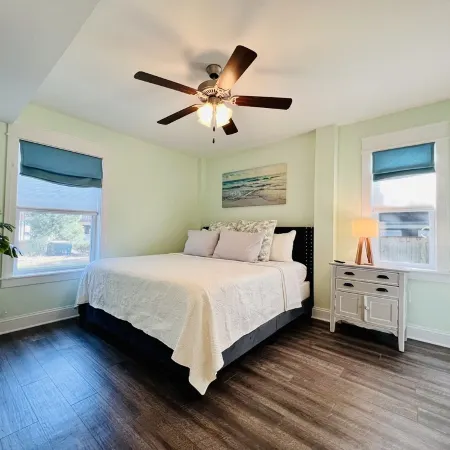 Poseidon's Getaway - Beach House: OUTDOOR HOT TUB, 2 King Beds, and 1 Queen Bed
