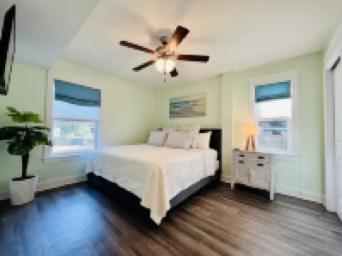 Poseidon's Getaway - Beach House: OUTDOOR HOT TUB, 2 King Beds, and 1 Queen Bed