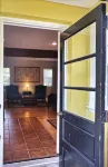 Ushmila's Nest- private entrance, bedroom & bathroom