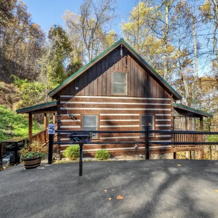 Pigeon Forge Cabin, 6 Miles to Dollywood •King & Queen Beds •Coffee Bar •HotTub